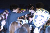 グータッチする吉沢亮（左）と山崎賢人（右）。