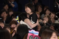 長澤まさみ（右）に抱きつく橋本環奈（左）。