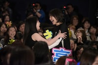 長澤まさみ（右）に抱きついた橋本環奈（左）。