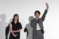 観客にアンケートを取る本郷奏多（右）。