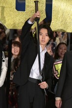 刀を抜く山崎賢人。