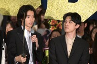 左から山崎賢人、吉沢亮。