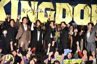 「キングダム」初日舞台挨拶の様子。左から佐藤信介監督、大沢たかお、長澤まさみ、山崎賢人、吉沢亮、橋本環奈、本郷奏多。