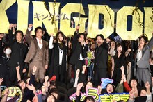 「キングダム」初日舞台挨拶の様子。左から佐藤信介監督、大沢たかお、長澤まさみ、山崎賢人、吉沢亮、橋本環奈、本郷奏多。