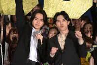 左から山崎賢人、吉沢亮。