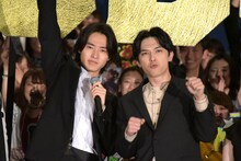 左から山崎賢人、吉沢亮。