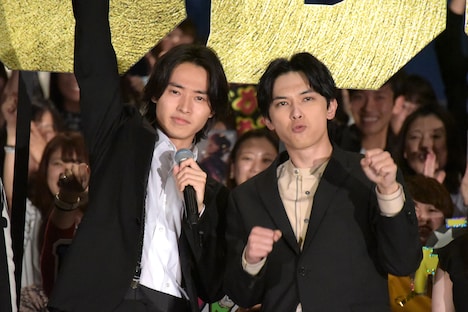 左から山崎賢人、吉沢亮。