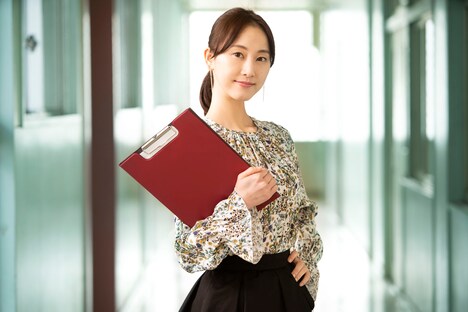 松井玲奈演じる乾千花。