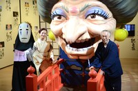 左からカオナシ、夏木マリ、鈴木敏夫。