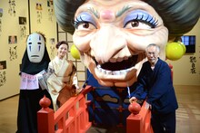 左からカオナシ、夏木マリ、鈴木敏夫。