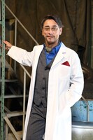 クリス・ペプラー演じるクリスタル博士。