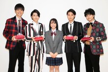 「御曹司ボーイズ」第1話先行公開試写の様子。左から山本涼介、飯島寛騎、平祐奈、磯村勇斗、稲葉友。