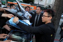 ファンにサインをするジェームズ・ワン。