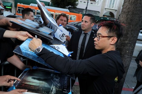 ファンにサインをするジェームズ・ワン。