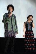 左から成田凌、岸井ゆきの。