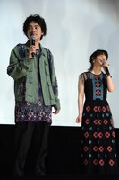 左から成田凌、岸井ゆきの。