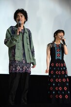 左から成田凌、岸井ゆきの。