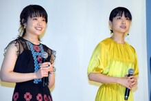 左から岸井ゆきの、深川麻衣。