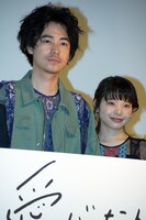 左から成田凌、岸井ゆきの。