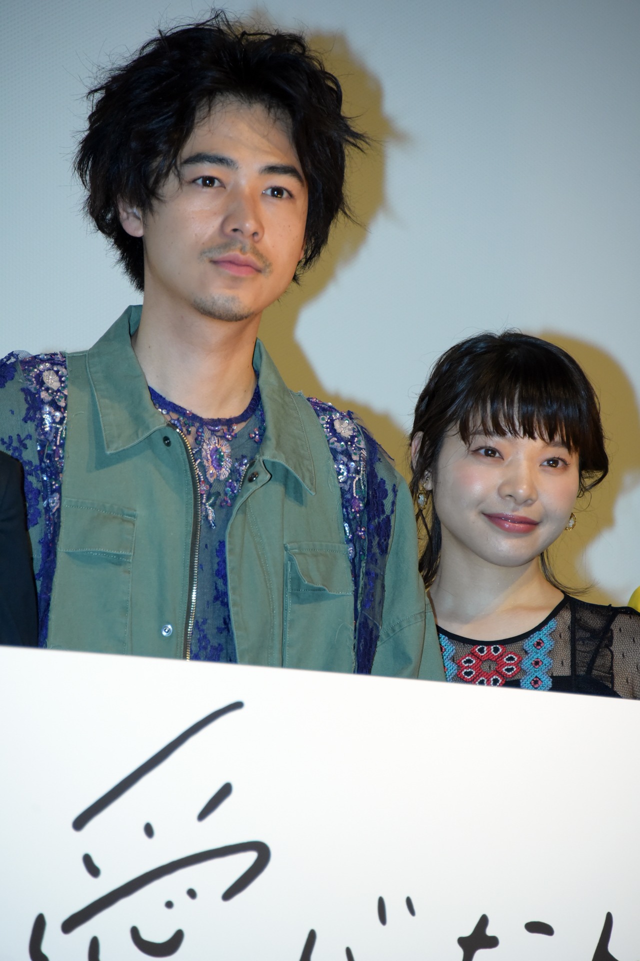左から成田凌、岸井ゆきの。