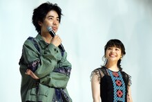 左から成田凌、岸井ゆきの。