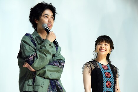 左から成田凌、岸井ゆきの。