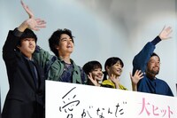 「愛がなんだ」公開記念舞台挨拶の様子。