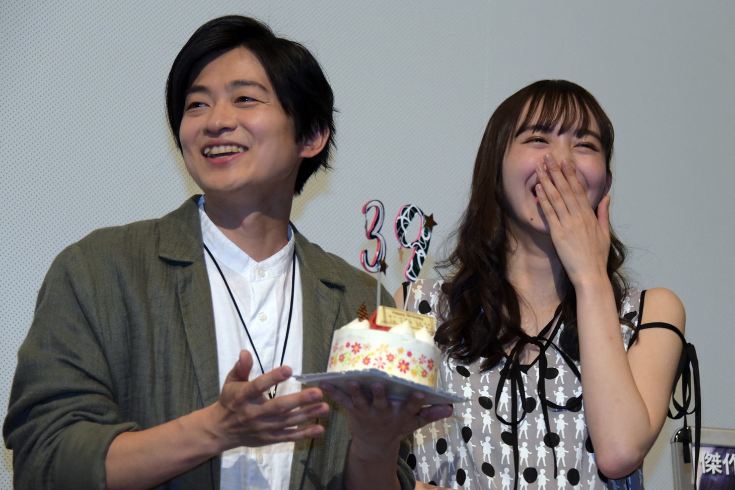 左から下野紘、井桁弘恵。
