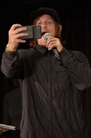 会場を撮影するノーマン・リーダス。