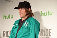 プレゼントされた法被の正しい着方がわからず、前を閉めるノーマン・リーダス。