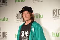 プレゼントされた法被を着用したノーマン・リーダス。