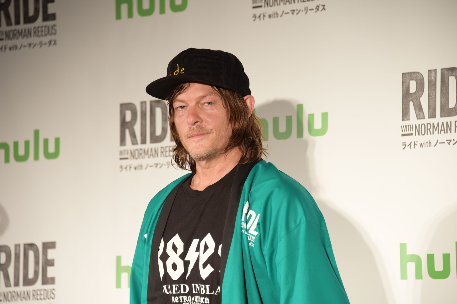 プレゼントされた法被を着用したノーマン・リーダス。