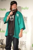 プレゼントされた法被を着用したノーマン・リーダス。