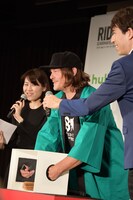 箱の中身当てゲームに挑むノーマン・リーダス。