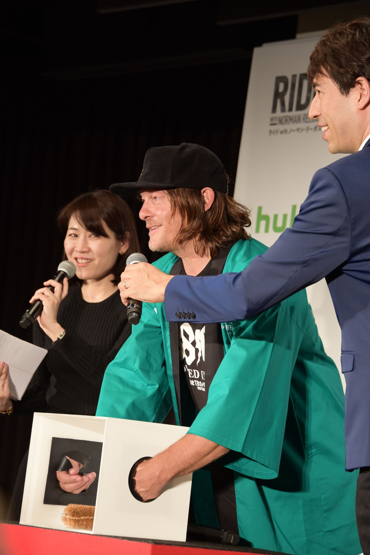 箱の中身当てゲームに挑むノーマン・リーダス。