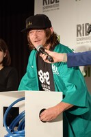 箱の中身当てゲームに挑むノーマン・リーダス。