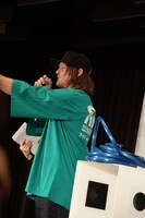 箱の中身当てゲームで正解できず、「だまされた！」と嘆くノーマン・リーダス。