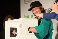 箱の中身当てゲームに挑むノーマン・リーダス。