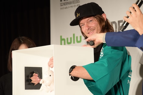 箱の中身当てゲームに挑むノーマン・リーダス。