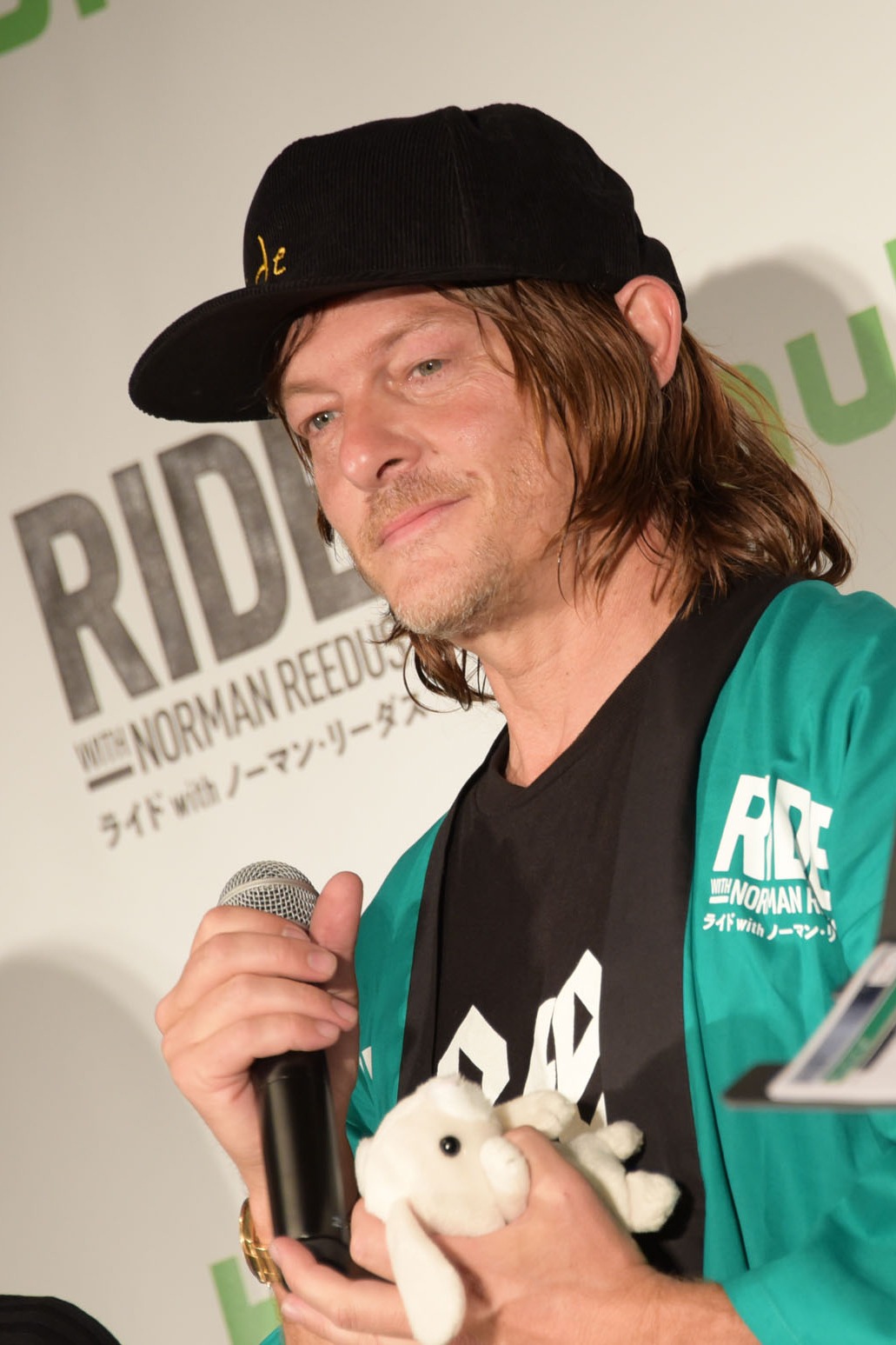 ウサギのぬいぐるみを離さないノーマン・リーダス。