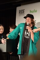 記念撮影の抽選を行うノーマン・リーダス。