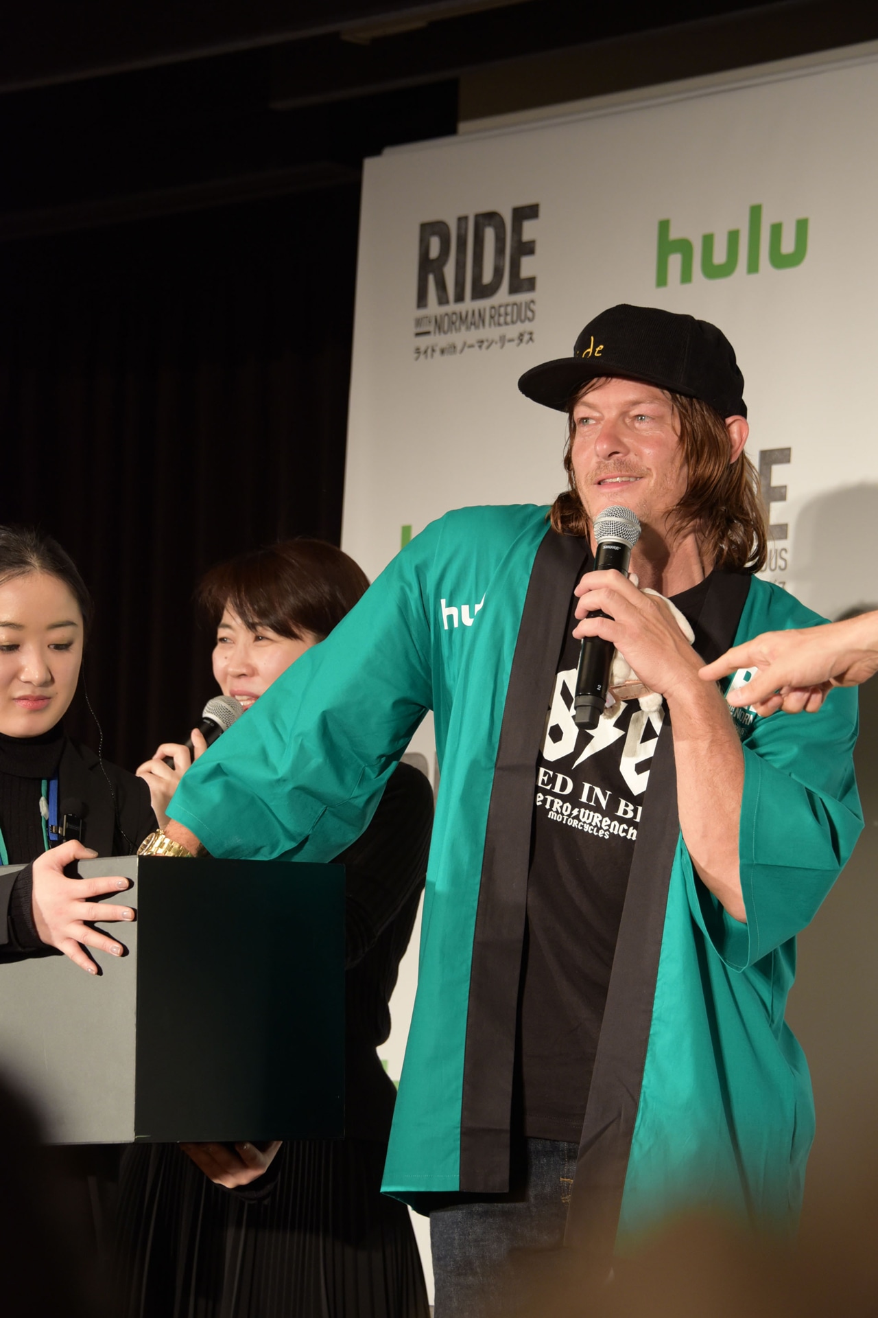 記念撮影の抽選を行うノーマン・リーダス。