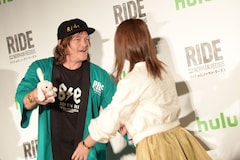 ノーマン リーダスがファンと交流 日本は特別な地 ウサギのぬいぐるみに大喜び 写真24枚 映画ナタリー