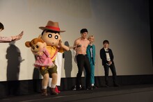 小島よしお（中央）が服を脱ぎ捨て、野原しんのすけ（左）が警備員を呼ぶ様子。