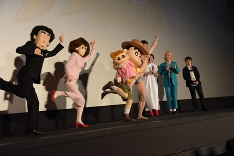 小島よしおが野原一家とギャグを披露する様子。