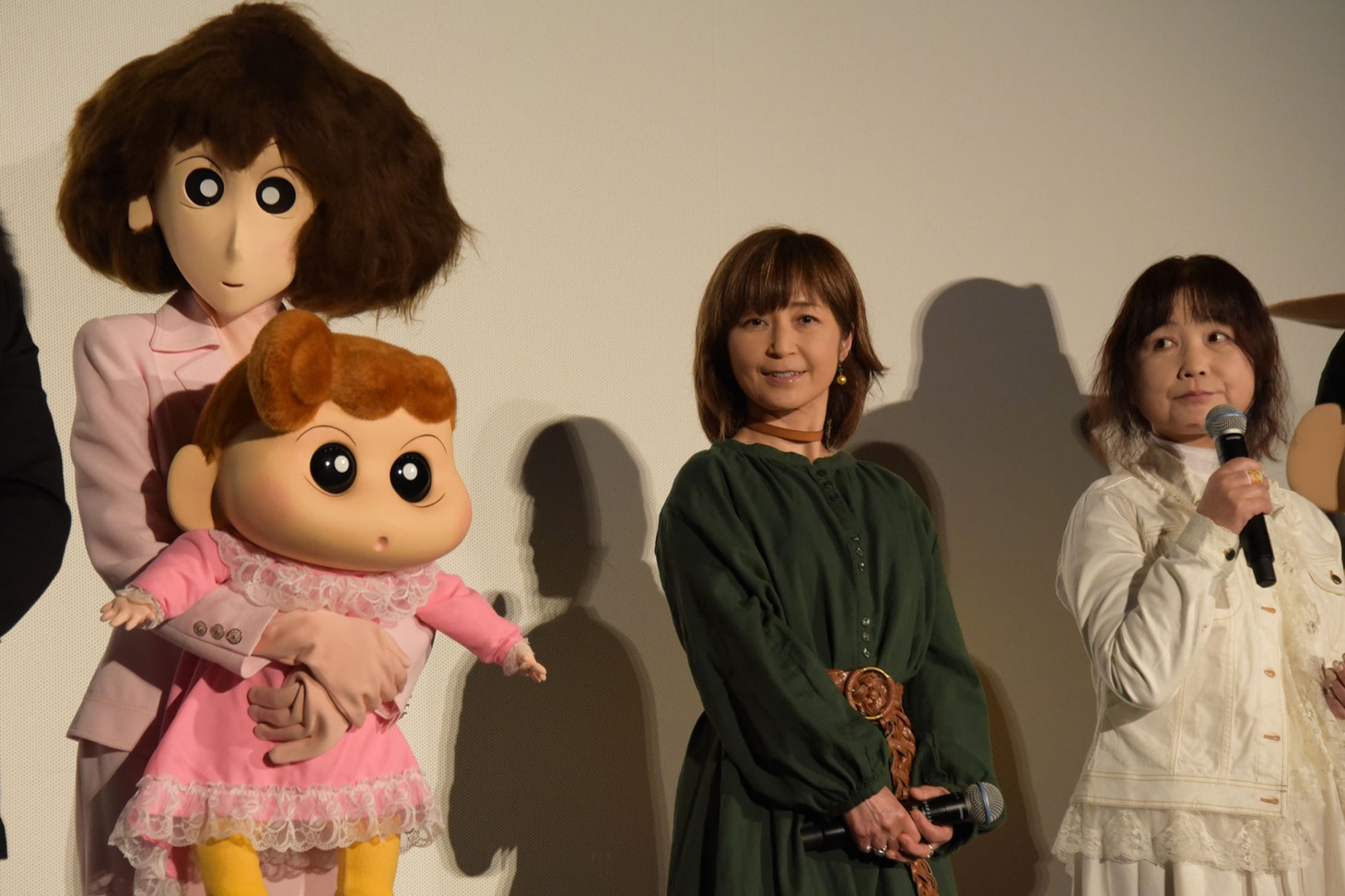 左から野原みさえとひまわり、こおろぎさとみ、ならはしみき。