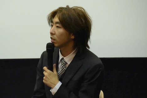 スーツ姿の理由について、「友人の結婚式から駆け付けて来た」と明かす柄本時生。