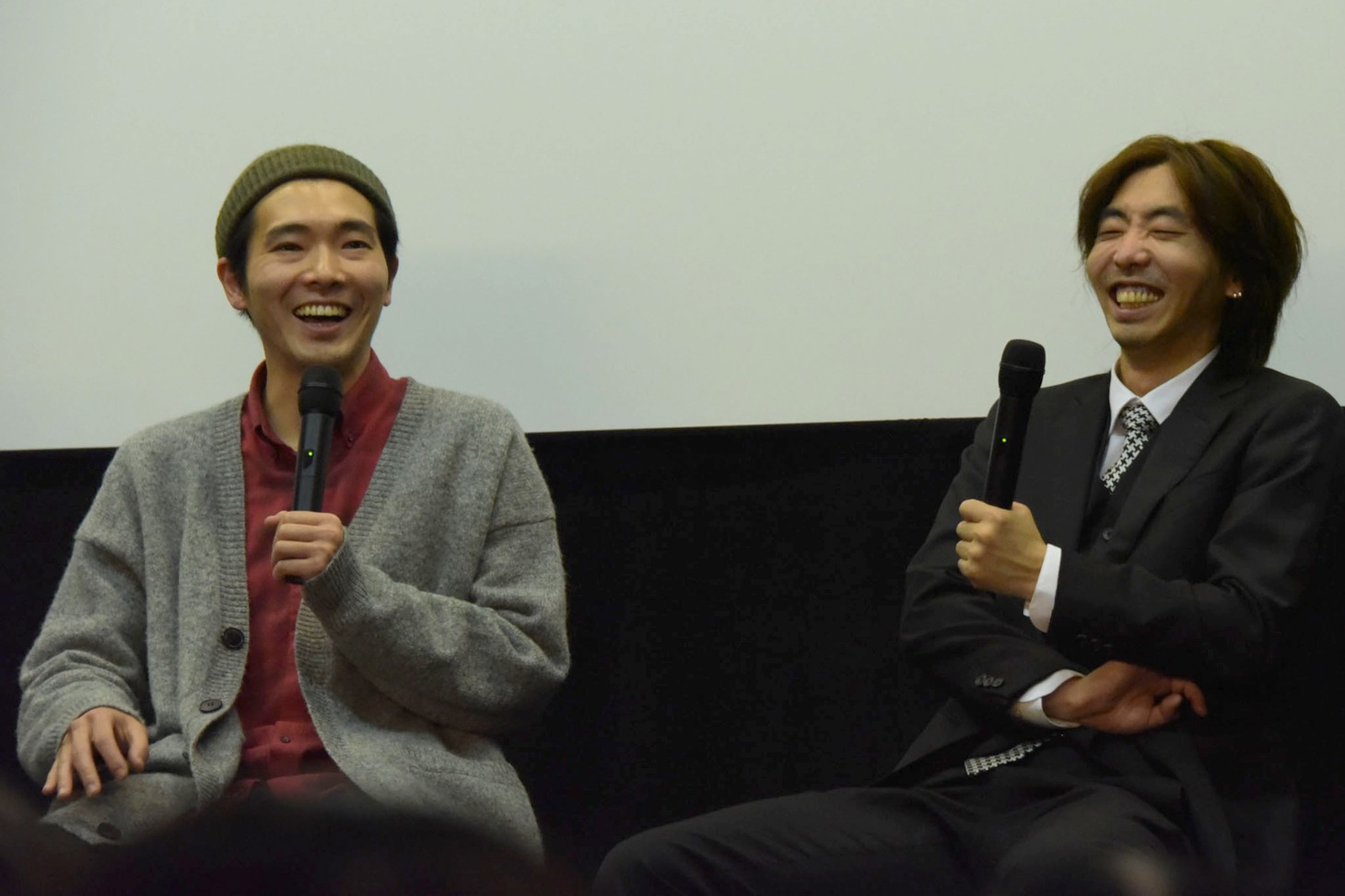 「柄本家のゴドー」初日舞台挨拶より。左から柄本佑、柄本時生。