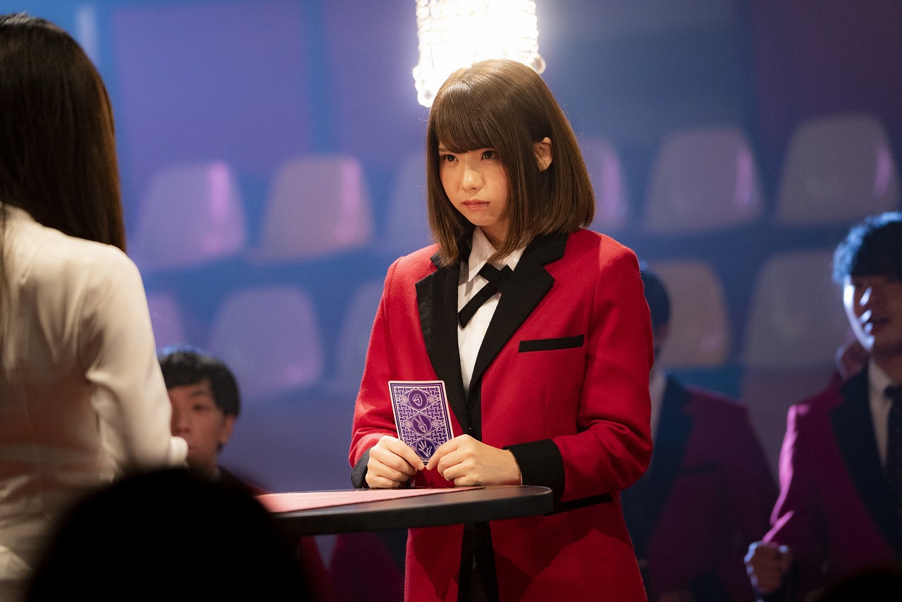 えなこ演じる女子生徒。