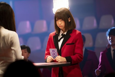 えなこ演じる女子生徒。